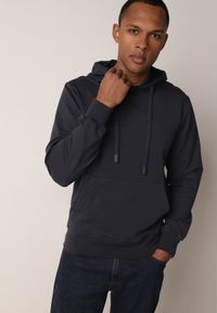 Born2be - Granatowa Bluza z Kapturem i Kieszenią Typu Kangur Aqialei. Okazja: na co dzień. Typ kołnierza: kaptur. Kolor: niebieski. Materiał: jeans, dresówka. Wzór: gładki. Styl: casual #4