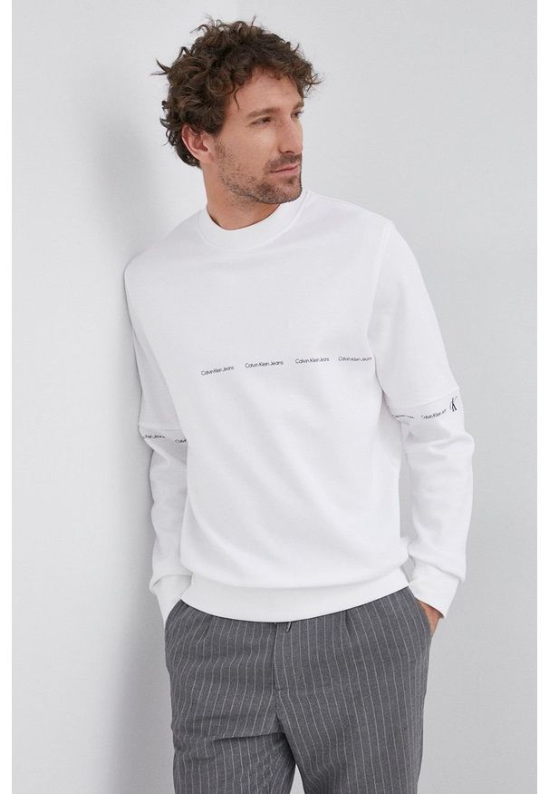 Calvin Klein Jeans Bluza męska kolor biały z nadrukiem. Okazja: na co dzień. Kolor: biały. Materiał: włókno, dzianina. Wzór: nadruk. Styl: casual
