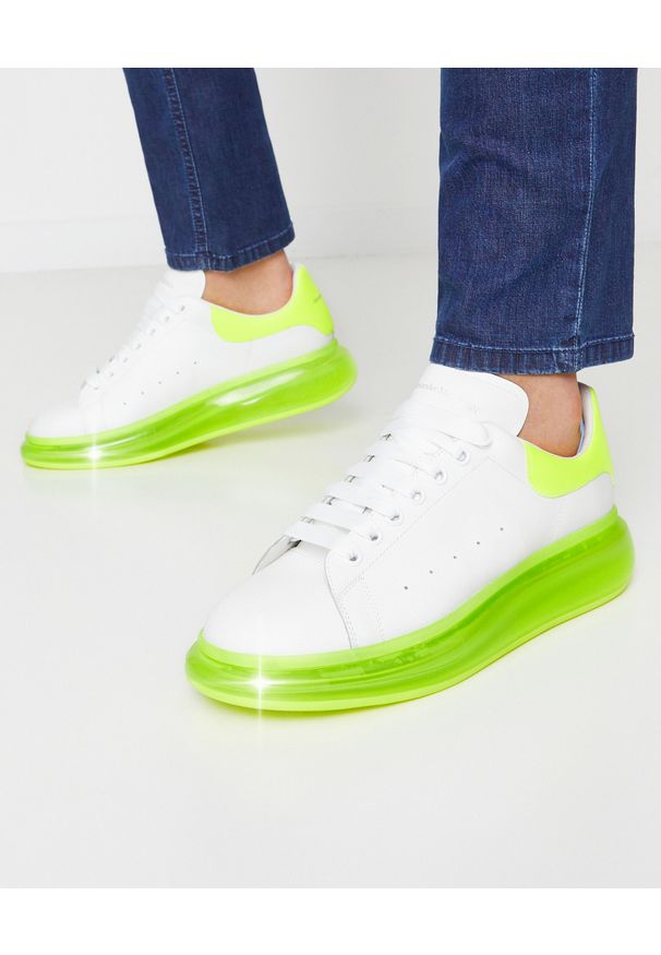 Alexander McQueen - ALEXANDER MCQUEEN - Białe sneakersy z piętą fluo. Kolor: żółty. Wzór: gładki