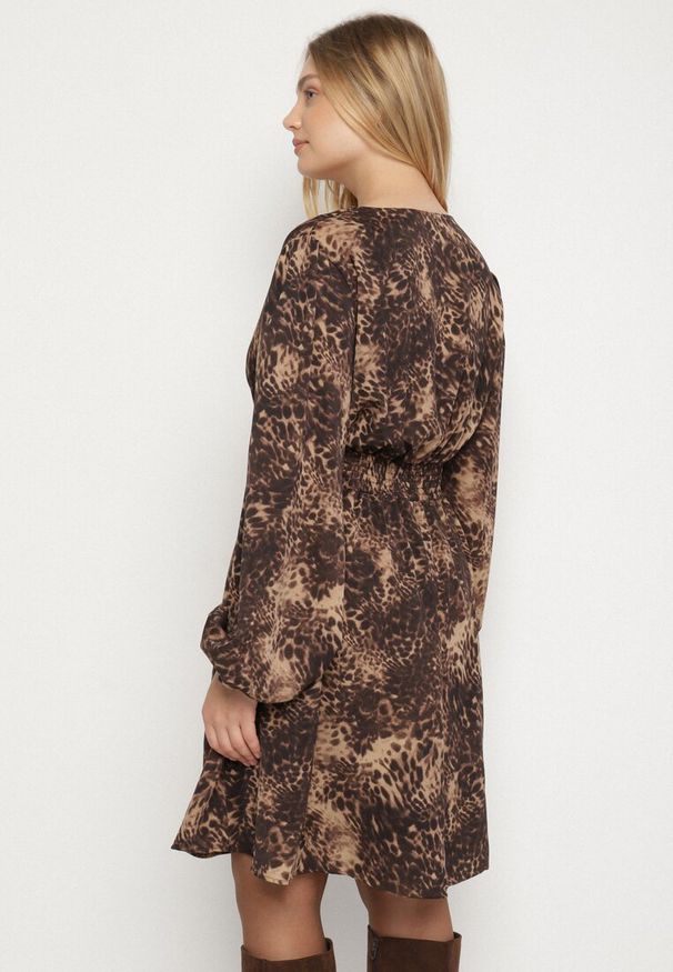 Born2be - Brązowa Sukienka o Rozkloszowanym Kroju z Bufiastymi Rękawami Salanela. Okazja: na imprezę, na co dzień. Typ kołnierza: dekolt w serek. Kolekcja: plus size. Kolor: brązowy. Sezon: lato. Typ sukienki: dla puszystych. Styl: casual, elegancki