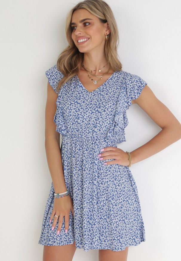 Born2be - Niebieska Sukienka Neamelia. Typ kołnierza: dekolt w serek. Kolor: niebieski. Materiał: wiskoza. Długość rękawa: bez rękawów. Wzór: kwiaty, nadruk. Sezon: lato. Styl: klasyczny