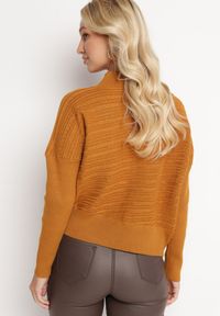 Born2be - Jasnobrązowy Sweter z Wełną o Asymetrycznym Fasonie z Tłoczeniem Sarositte. Kolor: brązowy. Materiał: wełna