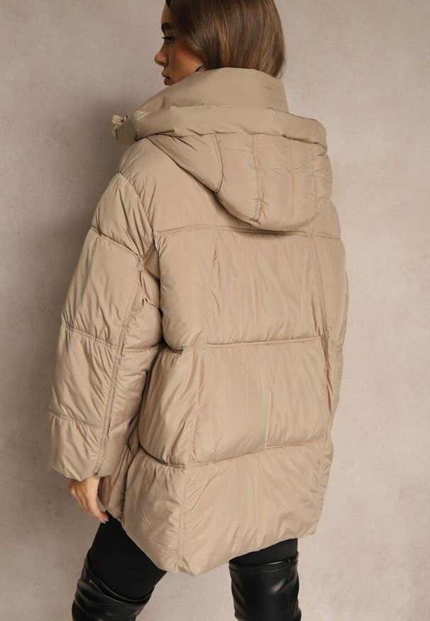Renee - Beżowa Puchowa Kurtka Oversize z Pikowanymi Przeszyciami i Kapturem Galeana. Okazja: na co dzień. Kolor: brązowy. Materiał: puch. Sezon: zima. Styl: casual, elegancki