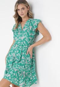 Born2be - Zielona Sukienka Rozkloszowana z Falbankami Pillia. Typ kołnierza: kołnierz z falbankami. Kolor: zielony. Typ sukienki: kopertowe. Długość: mini #1