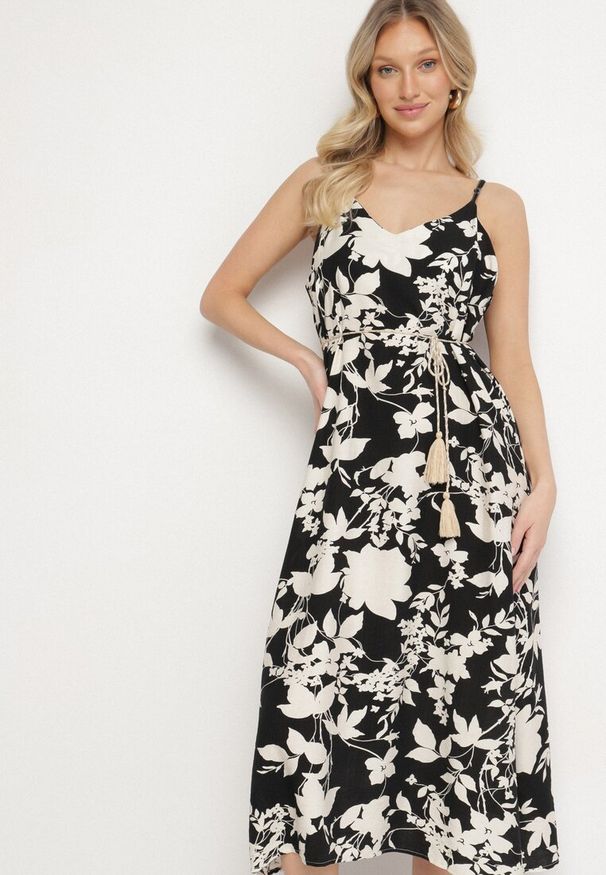 Born2be - Czarno-Kremowa Rozkloszowana Sukienka z Wiskozą w Kwiatowy Wzór Juliade. Okazja: na co dzień. Kolor: czarny. Materiał: wiskoza. Długość rękawa: na ramiączkach. Wzór: kwiaty. Sezon: lato. Styl: casual, elegancki