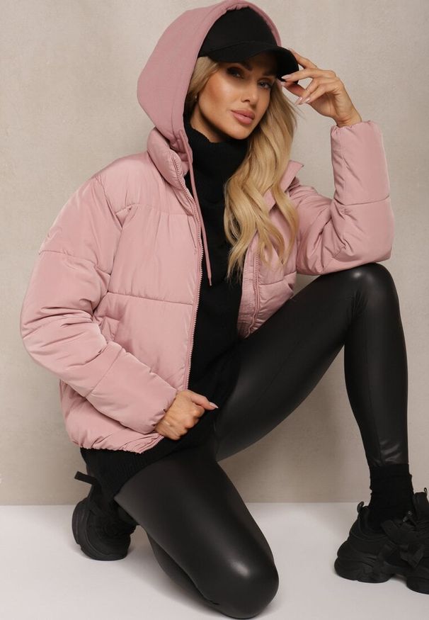 Renee - Różowa Pikowana Kurtka z Odpinanym Kapturem Miarisa. Okazja: na co dzień. Kolor: różowy. Materiał: jeans. Wzór: aplikacja. Styl: klasyczny, elegancki, casual