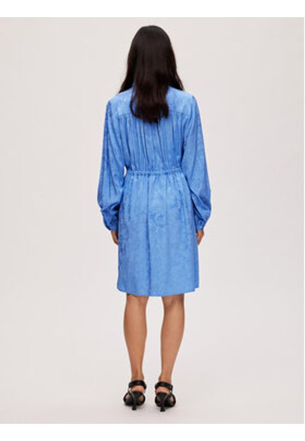 Selected Femme Sukienka koszulowa Blue 16088066 Niebieski Regular Fit. Kolor: niebieski. Materiał: wiskoza. Typ sukienki: koszulowe