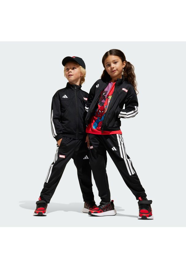Dres Adidas Marvel Spider-Man Tiro. Kolor: czarny, biały, wielokolorowy. Materiał: dresówka. Wzór: motyw z bajki