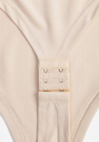 Renee - Beżowe Body z Kwadratowym Dekoltem Macotte. Typ kołnierza: dekolt kwadratowy. Kolor: beżowy. Materiał: wiskoza, materiał, jeans, skóra. Długość rękawa: długi rękaw. Długość: długie. Styl: elegancki #5