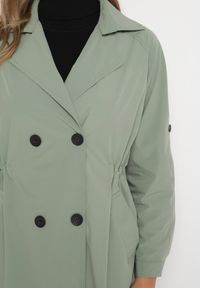 Born2be - Jasnozielony Dwurzędowy Płaszcz z Bawełną i Regulowanymi Rękawami Ściągany z Tyłu Paskiem Mevalina. Okazja: do pracy. Kolor: zielony. Materiał: bawełna. Styl: klasyczny, elegancki #7