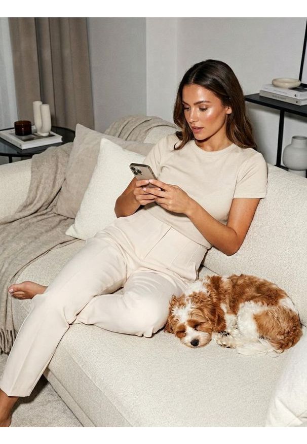 Sinsay - Bawełniana koszulka z krótkim rękawem - kremowy. Kolor: kremowy. Materiał: bawełna. Długość rękawa: krótki rękaw. Długość: krótkie