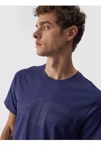 4f - 4F T-shirt regular z nadrukiem męski - granatowy M. Okazja: na co dzień. Kolor: niebieski. Materiał: bawełna, jersey, dzianina. Długość rękawa: krótki rękaw. Długość: krótkie. Wzór: nadruk. Styl: sportowy, klasyczny, casual