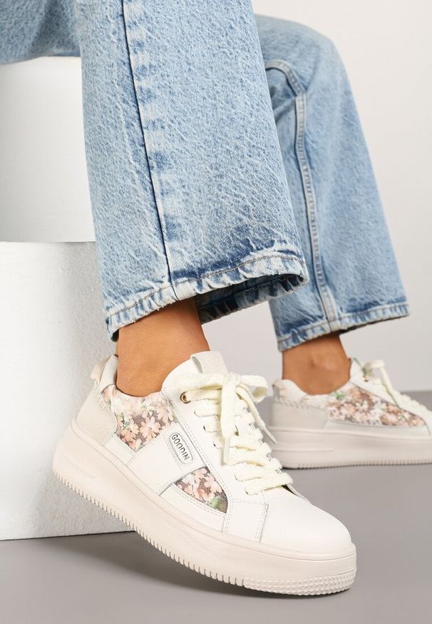 Born2be - Beżowe Skórzane Sneakersy Ozdobione Napisem i Kwiatami Nilivienna. Okazja: na co dzień. Kolor: beżowy. Materiał: skóra. Wzór: aplikacja, kwiaty, napisy