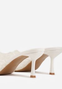 Born2be - Białe Klapki na Metalicznej Szpilce z Koronkową Cholewką Thyxyphise. Okazja: na ślub cywilny, na wesele. Kolor: biały. Materiał: koronka. Wzór: aplikacja #7