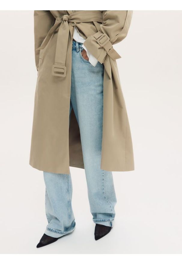 Reserved - Jeansy straight ze średnim stanem - niebieski. Kolor: niebieski