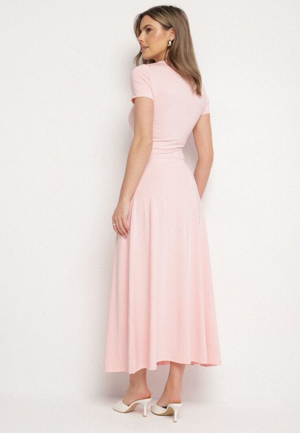 Born2be - Różowa Sukienka o Taliowanym Kroju z Krótkim Rękawem Liravise. Okazja: na co dzień. Kolor: różowy. Długość rękawa: krótki rękaw. Sezon: wiosna, lato. Typ sukienki: rozkloszowane. Styl: casual, klasyczny, elegancki