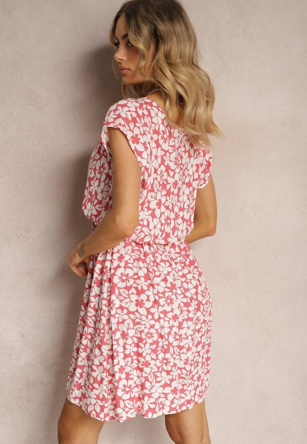 Renee - Różowa Kwiecista Sukienka z Krótkim Rękawem i Gumką w Talii Euremia. Okazja: na co dzień, na spacer, na imprezę. Kolor: różowy. Materiał: tkanina. Długość rękawa: krótki rękaw. Sezon: lato. Typ sukienki: proste. Styl: casual