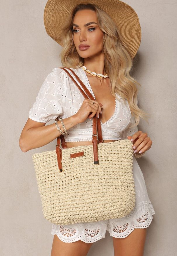Renee - Jasnobeżowa Duża Pleciona Torebka Wykończona Rączkami z Imitacji Skóry Carpinea. Kolor: beżowy. Sezon: lato. Materiał: skórzane. Styl: casual, elegancki, boho