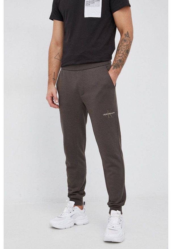 Calvin Klein Jeans - Spodnie. Kolor: zielony. Materiał: poliester, bawełna