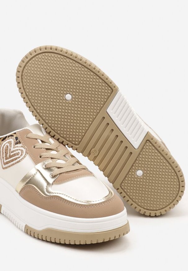 Renee - Ciemnobeżowe Sneakersy z Brokatową Naszywką w Kształcie Serca Avioneria. Okazja: na co dzień. Nosek buta: okrągły. Zapięcie: sznurówki. Kolor: beżowy. Materiał: jeans, materiał. Wzór: aplikacja. Obcas: na obcasie. Wysokość obcasa: niski