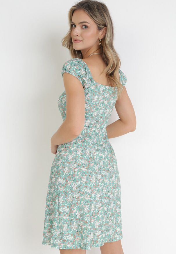 Born2be - Zielona Taliowana Sukienka z Troczkiem przy Dekolcie w Kwiaty Danner. Typ kołnierza: kołnierz z falbankami. Kolor: zielony. Wzór: kwiaty