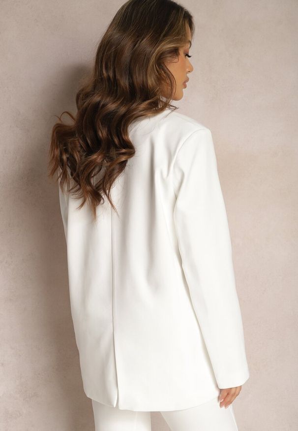 Renee - Biała Jednorzędowa Marynarka o Pudełkowym Fasonie z Kieszeniami Stilvina. Kolor: biały