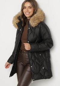 Born2be - Czarna Pikowana Kurtka z Kapturem z Futerkiem Oliresa. Okazja: na co dzień. Typ kołnierza: kaptur. Kolor: czarny. Materiał: futro. Styl: casual, sportowy #3