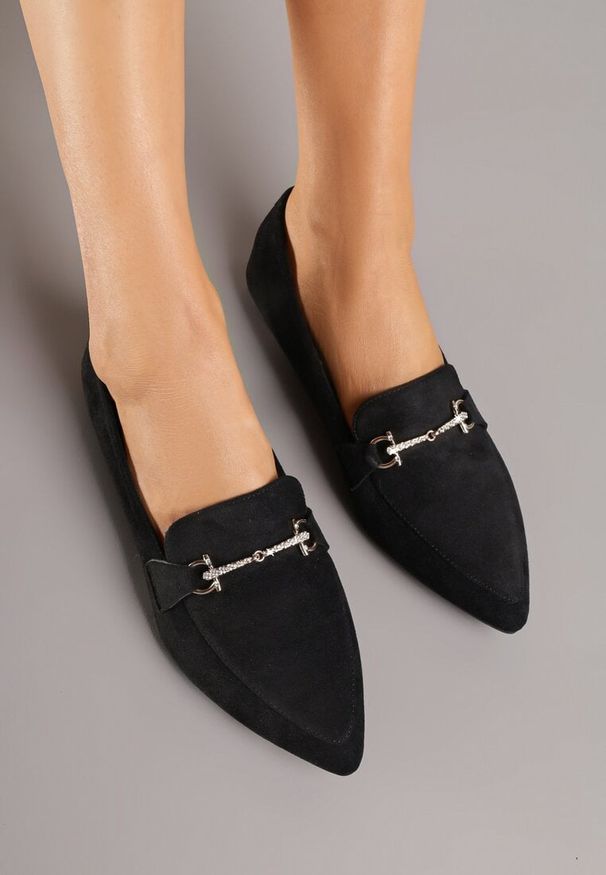 Born2be - Czarne Mokasyny Vices z Noskiem w Szpic i Metaliczną Aplikacją Rilemise. Okazja: do pracy, na spotkanie biznesowe. Kolor: czarny. Materiał: skóra. Wzór: aplikacja. Styl: klasyczny, elegancki, biznesowy