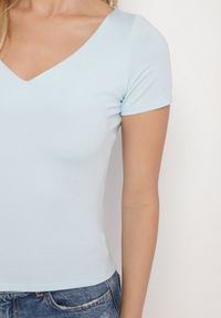 Born2be - Jasnoniebieski T-shirt z Wiskozą o Dopasowanym Kroju z Dekoltem w Serek Folarisse. Typ kołnierza: dekolt w serek. Kolor: niebieski. Materiał: wiskoza #4