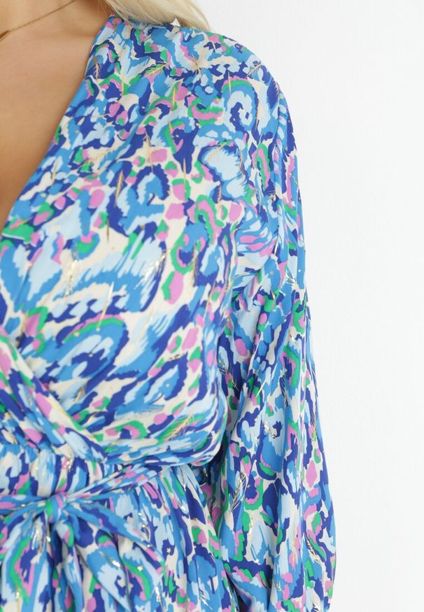 Born2be - Niebieska Kopertowa Sukienka z Metaliczną Nitką i Wiązanym Paskiem Diatta. Kolor: niebieski. Typ sukienki: kopertowe. Styl: elegancki, wizytowy