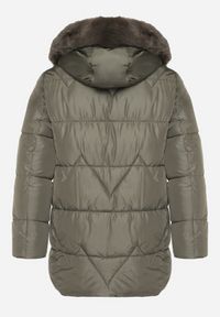 Born2be - Zielona Pikowana Kurtka z Kapturem z Futerkiem Tevea. Okazja: na spotkanie biznesowe, do pracy, na spacer. Typ kołnierza: kaptur. Kolekcja: plus size. Kolor: zielony. Materiał: futro. Styl: biznesowy, klasyczny, elegancki #4