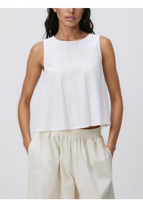 Reserved - Top z dodatkiem lnu - biały. Kolor: biały. Materiał: len