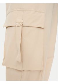 Guess Spodnie cargo Aurelie V4YB06 WG982 Beżowy Regular Fit. Kolor: beżowy. Materiał: syntetyk