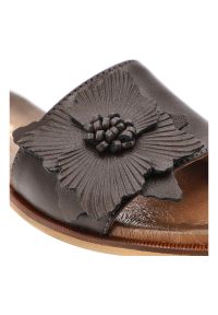 Klapki damskie Armodo, cholewka ze skóry naturalnej licowej z szerokim paskiem z przodu ozdobna aplikacja, brązowe, 40477. Okazja: na co dzień. Kolor: brązowy. Materiał: skóra. Wzór: aplikacja. Sezon: lato. Styl: elegancki, casual #2