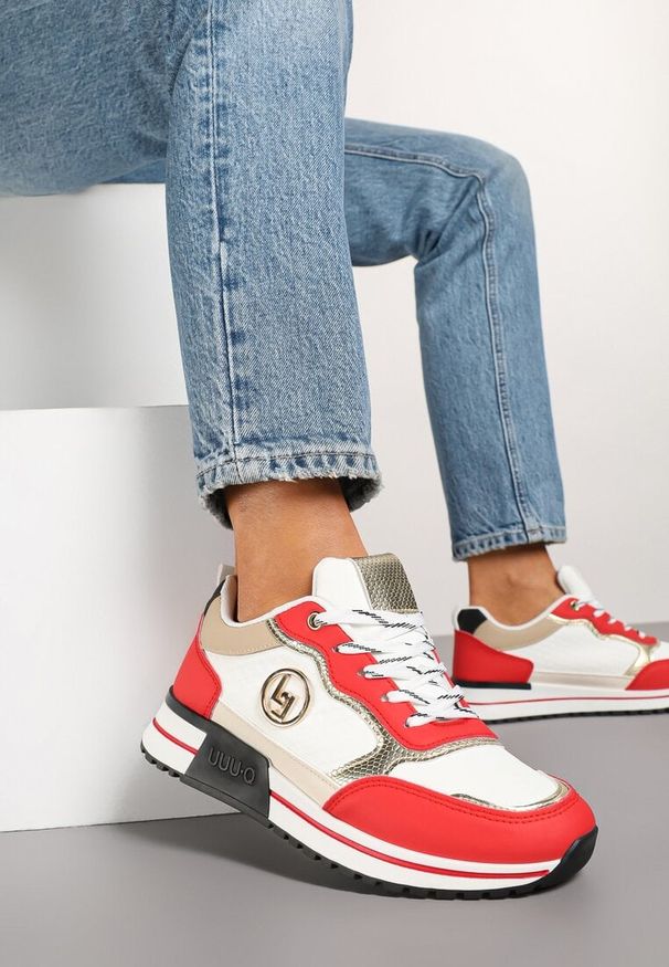 Born2be - Biało-Czerwone Sneakersy Ozdobione Metaliczną Aplikacją Zolamira. Okazja: na co dzień. Zapięcie: sznurówki. Kolor: biały. Materiał: jeans. Wzór: aplikacja. Sezon: jesień, wiosna. Obcas: na płaskiej podeszwie