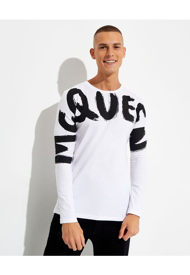 Alexander McQueen - ALEXANDER MCQUEEN - Biała koszulka z logo. Kolor: biały. Materiał: bawełna. Długość rękawa: długi rękaw. Długość: długie. Wzór: nadruk
