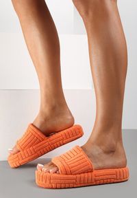 Renee - Pomarańczowe Kapcie Thalephone. Nosek buta: otwarty. Zapięcie: bez zapięcia. Kolor: pomarańczowy. Materiał: materiał. Wzór: aplikacja, geometria #1