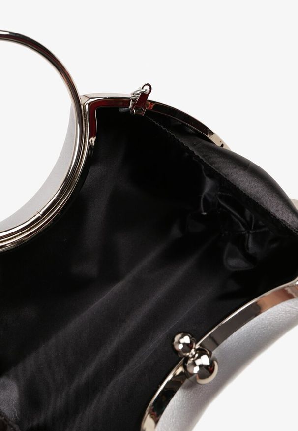 Renee - Srebrna Torebka Typu Kopertówka na Ramię i do Ręki Ozdobiona Metalicznymi Wstawkami Zarione. Kolor: srebrny. Wzór: aplikacja. Styl: klasyczny. Rodzaj torebki: do ręki