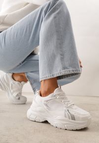 Born2be - Białe Sneakersy VICES na Grubej Tłoczonej Podeszwie z Perforacją Elanatia. Okazja: na co dzień. Kolor: biały. Materiał: jeans. Sport: fitness #6