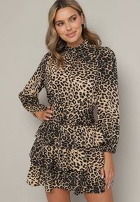 Born2be - CIemnobeżowa Rozkloszowana Sukienka w Panterkę Zwężana w Talii z Falbanami Liliwia. Okazja: na co dzień. Kolor: beżowy. Długość rękawa: długi rękaw. Wzór: motyw zwierzęcy. Styl: casual, klasyczny #1