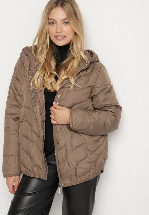 Born2be - Brązowa Pikowana Kurtka Przejściowa o Klasycznym Kroju z Kapturem Tavitte. Okazja: na spacer, na co dzień. Typ kołnierza: kaptur. Kolekcja: plus size. Kolor: brązowy. Materiał: jeans, poliester. Wzór: aplikacja. Styl: klasyczny