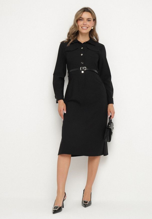 Born2be - Czarna Sukienka o Koszulowym Kroju z Dodatkowym Paskiem i Rozcięciami u Dołu Arinnis. Okazja: na co dzień, na spacer. Kolor: czarny. Długość rękawa: długi rękaw. Typ sukienki: koszulowe. Styl: klasyczny, casual