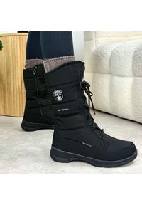 Czarne zimowe śniegowce damskie z membraną American Club Softshell Sn07,SN85. Okazja: na spacer. Kolor: czarny. Materiał: tkanina, softshell, skóra. Szerokość cholewki: normalna. Sezon: zima. Obcas: na obcasie. Styl: elegancki, klasyczny. Wysokość obcasa: średni #1