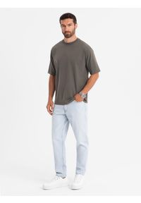 Ombre Clothing - T-shirt bawełniany męski LOOSE FIT z okrągłym dekoltem – ciemnooliwkowy V7. Okazja: na co dzień. Kolor: oliwkowy. Materiał: bawełna. Styl: casual #5