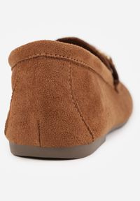 Born2be - Brązowe Mokasyny VICES z Modnymi Chwostami z Imitacji Zamszu z Wkładką z Naturalnej Skóry Calirea. Okazja: do pracy, na co dzień. Kolor: brązowy. Materiał: skóra, zamsz. Wzór: aplikacja. Styl: elegancki, klasyczny, casual #6