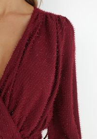 Born2be - Bordowa Sukienka Pronynome. Kolor: czerwony. Materiał: tkanina, guma. Wzór: aplikacja. Typ sukienki: kopertowe. Długość: mini #4