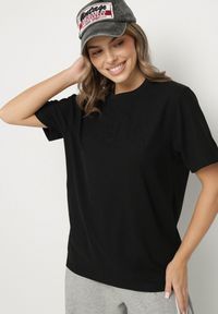 Born2be - Czarna Koszulka o Klasycznym Kroju z Tłoczonym Napisem Voetia. Okazja: na co dzień. Kolor: czarny. Materiał: jeans. Wzór: napisy. Styl: klasyczny #3