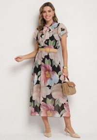 Born2be - Czarna Sukienka o Rozkloszowanym Kroju z Wiązaniem przy Dekolcie i Paskiem Sorilina. Okazja: na co dzień. Kolor: czarny. Długość rękawa: krótki rękaw. Wzór: kwiaty. Styl: casual, elegancki #6