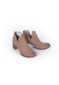 Zapato - nubukowe botki z suwakiem z tyłu - skóra naturalna - model 501 - kolor cappuccino (40). Okazja: na co dzień, do pracy, na spacer, na imprezę, na spotkanie biznesowe. Wysokość cholewki: przed kostkę. Materiał: skóra, nubuk. Wzór: kolorowy, kratka, motyw zwierzęcy, kwiaty. Sezon: wiosna, lato, jesień. Obcas: na obcasie. Styl: klasyczny, casual, biznesowy. Wysokość obcasa: średni #3