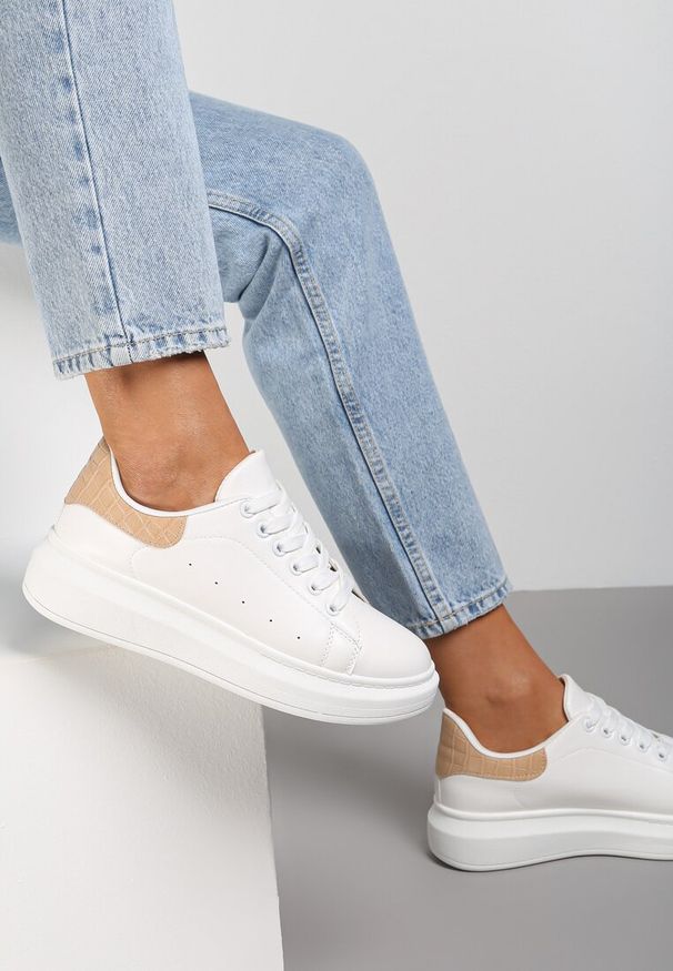 Renee - Biało-Beżowe Sneakersy na Niskiej Platformie w Klasycznym Stylu Lucid Dream. Zapięcie: sznurówki. Kolor: biały. Materiał: jeans. Obcas: na platformie